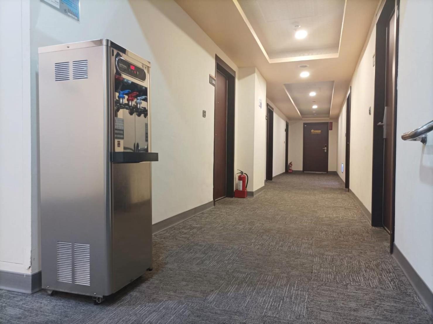 פולי Crystal Hotel מראה חיצוני תמונה