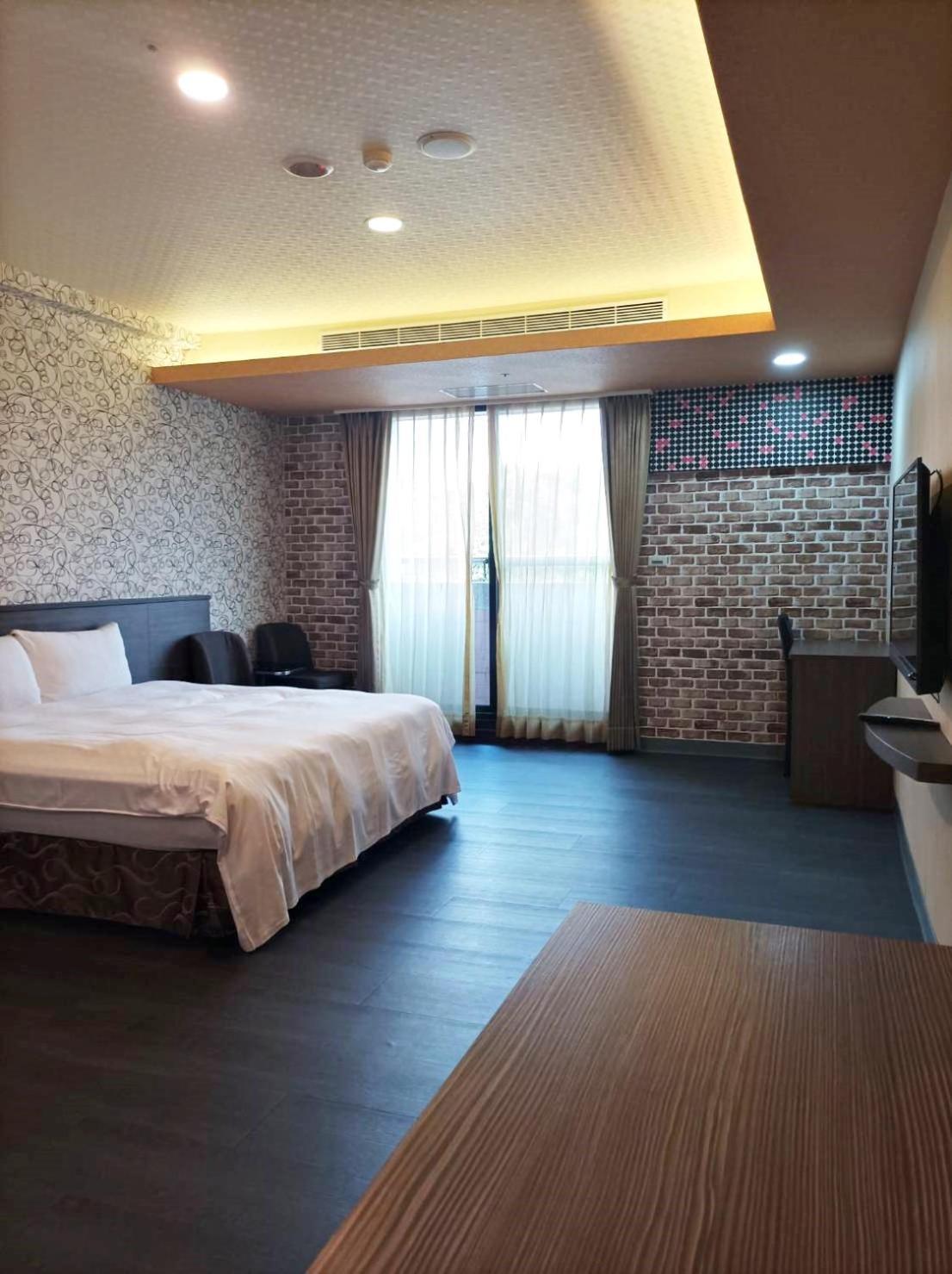 פולי Crystal Hotel מראה חיצוני תמונה