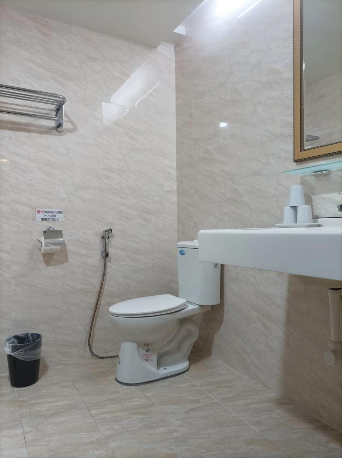 פולי Crystal Hotel מראה חיצוני תמונה