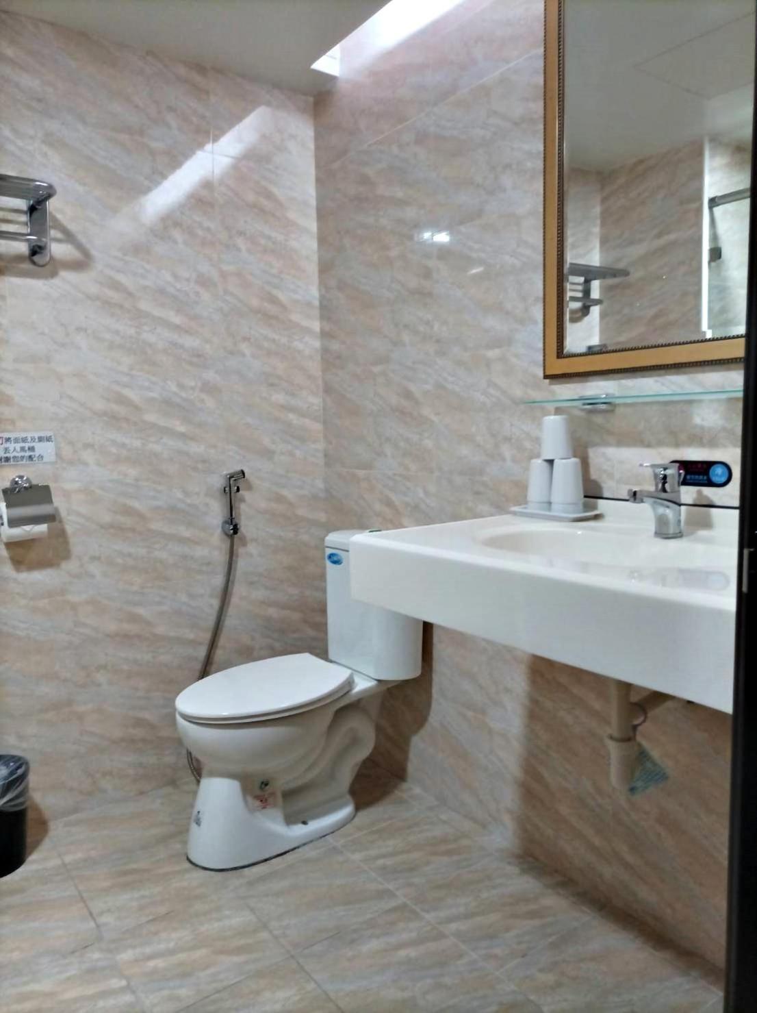 פולי Crystal Hotel מראה חיצוני תמונה
