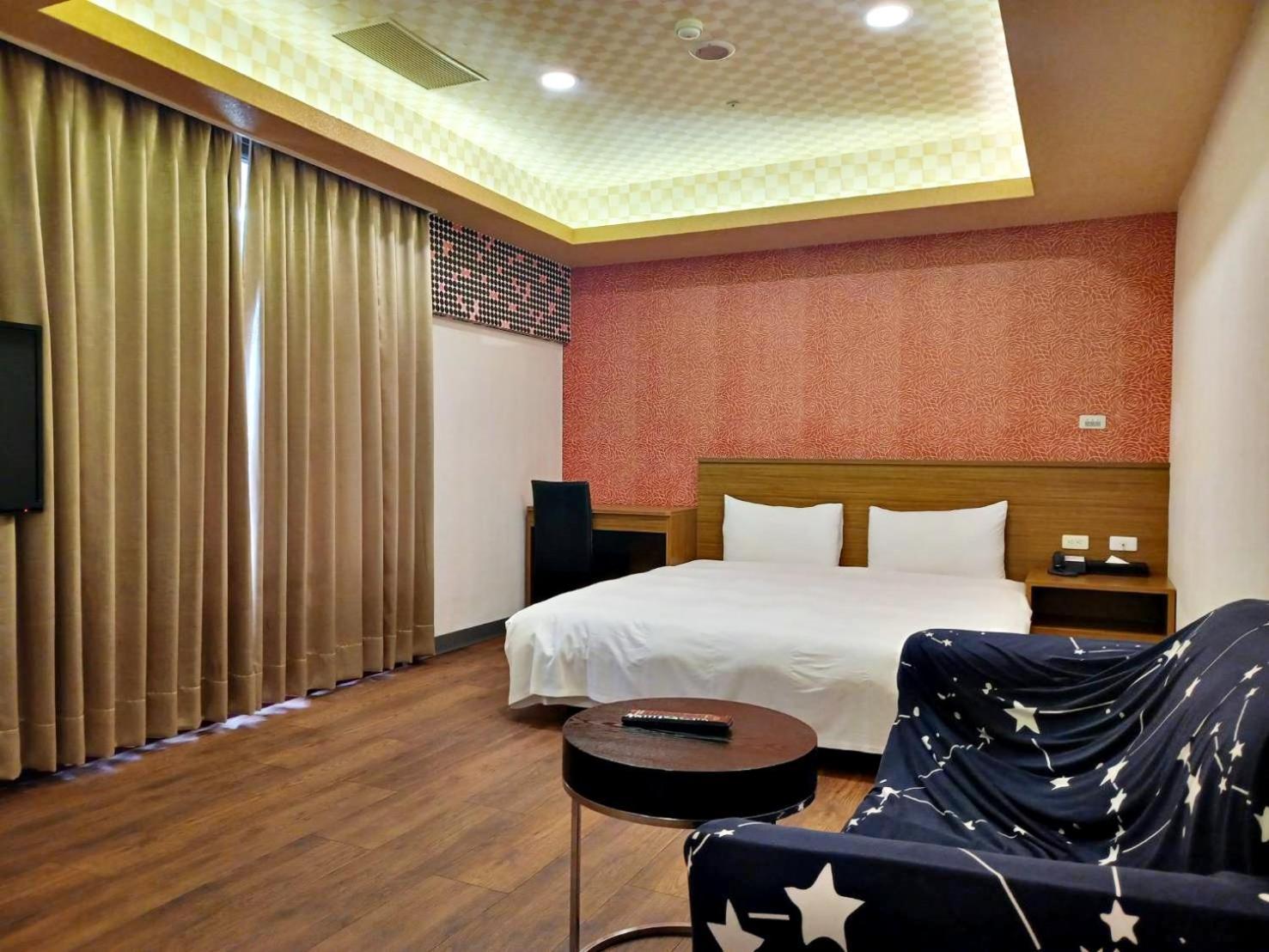 פולי Crystal Hotel מראה חיצוני תמונה