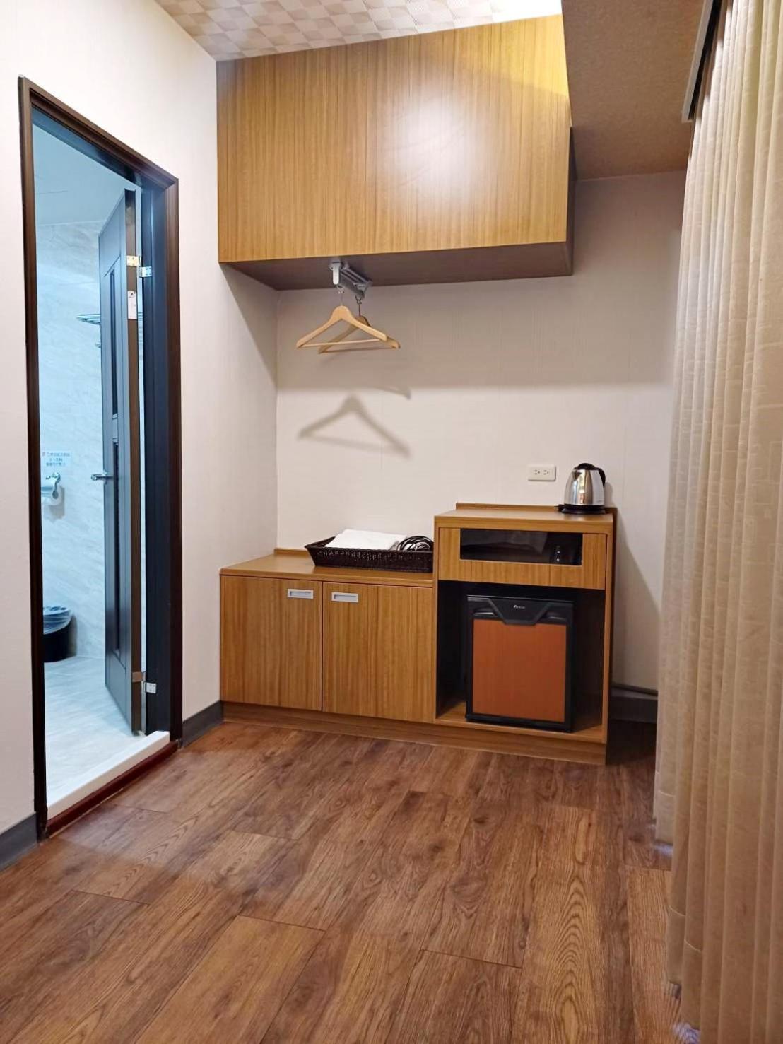 פולי Crystal Hotel מראה חיצוני תמונה