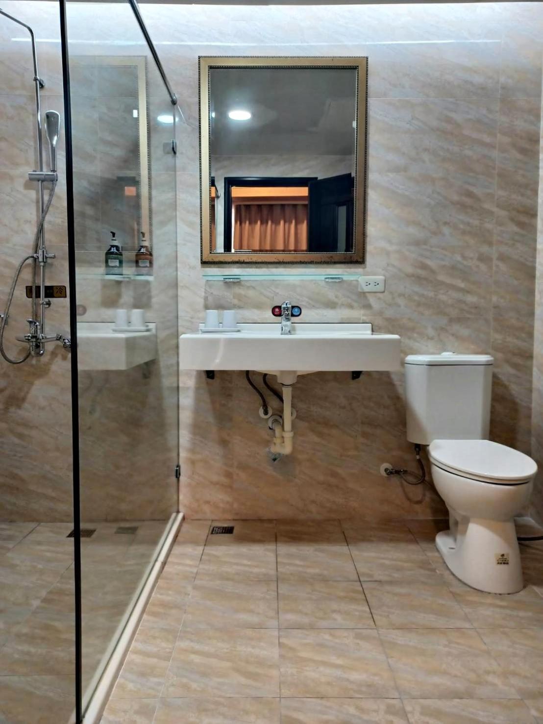 פולי Crystal Hotel מראה חיצוני תמונה