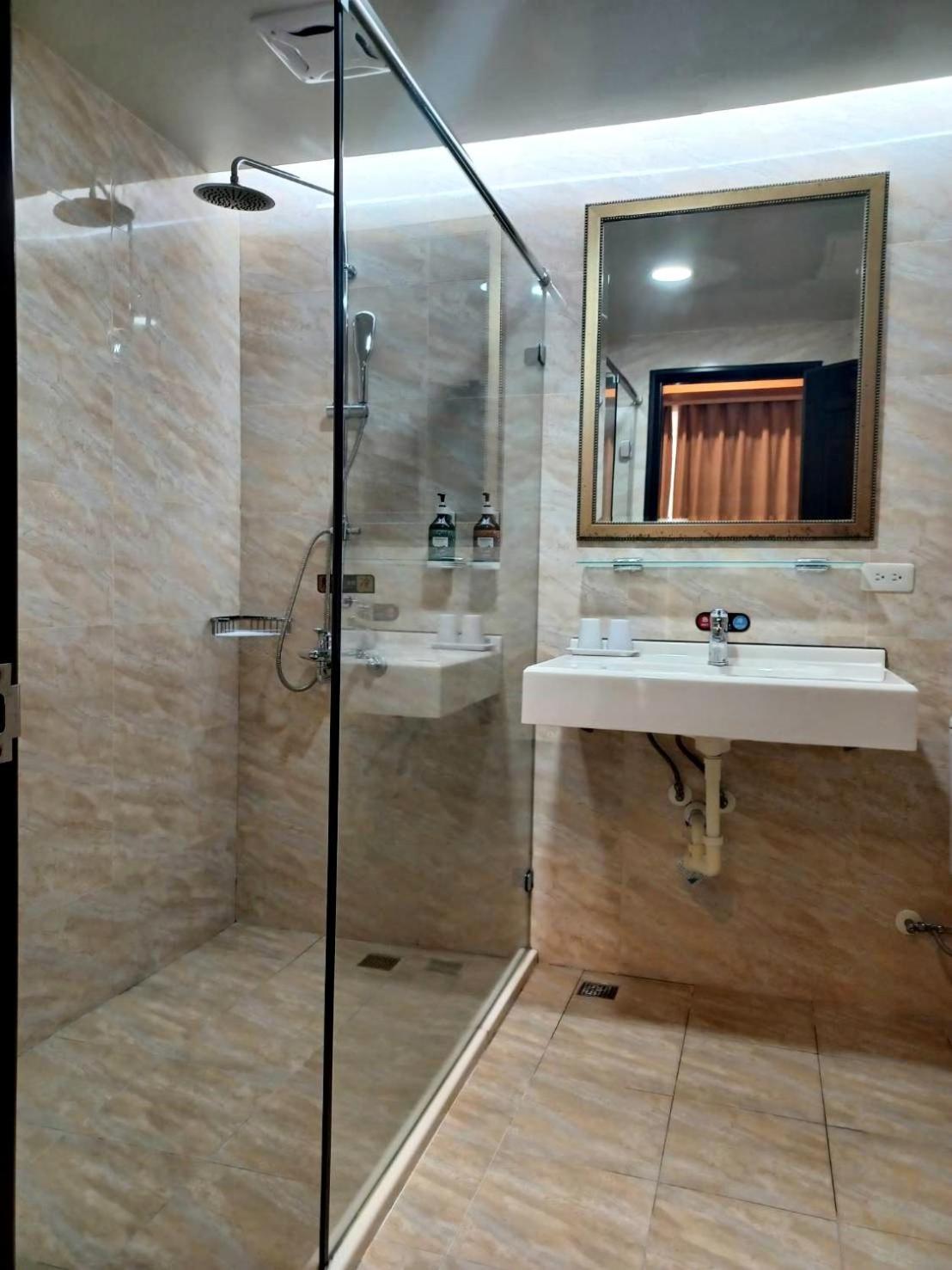 פולי Crystal Hotel מראה חיצוני תמונה